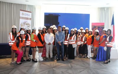 CEFOMIN y EPSA gradúa a 22 nuevas operadoras de camión CAEX en Antofagasta